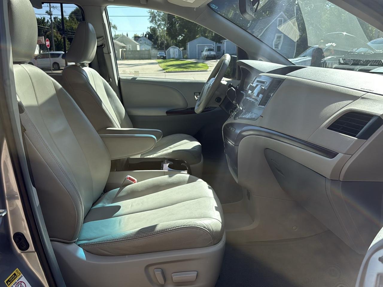 Toyota Sienna XLE FWD 8-Passenger V6 2012