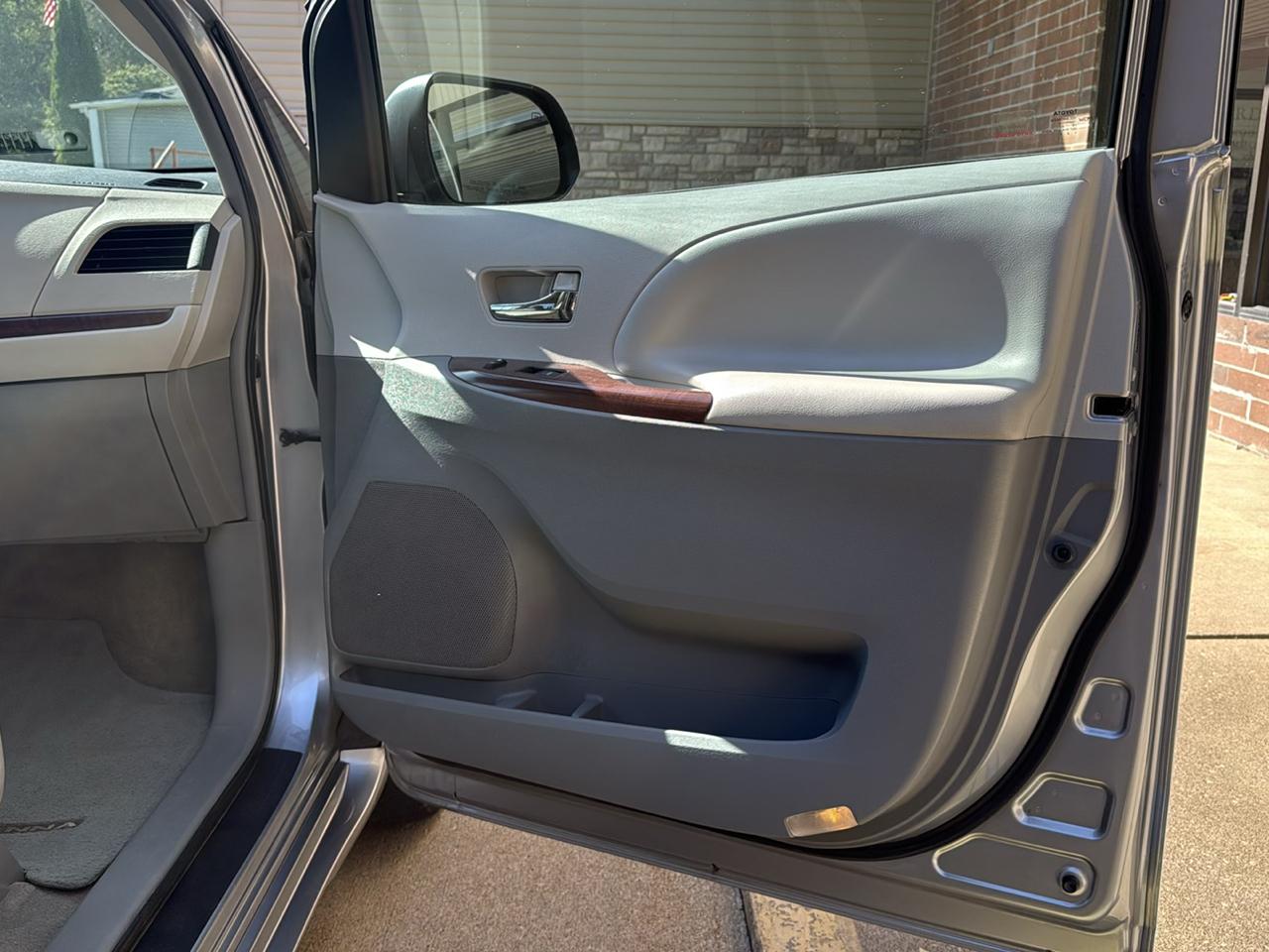 Toyota Sienna XLE FWD 8-Passenger V6 2012