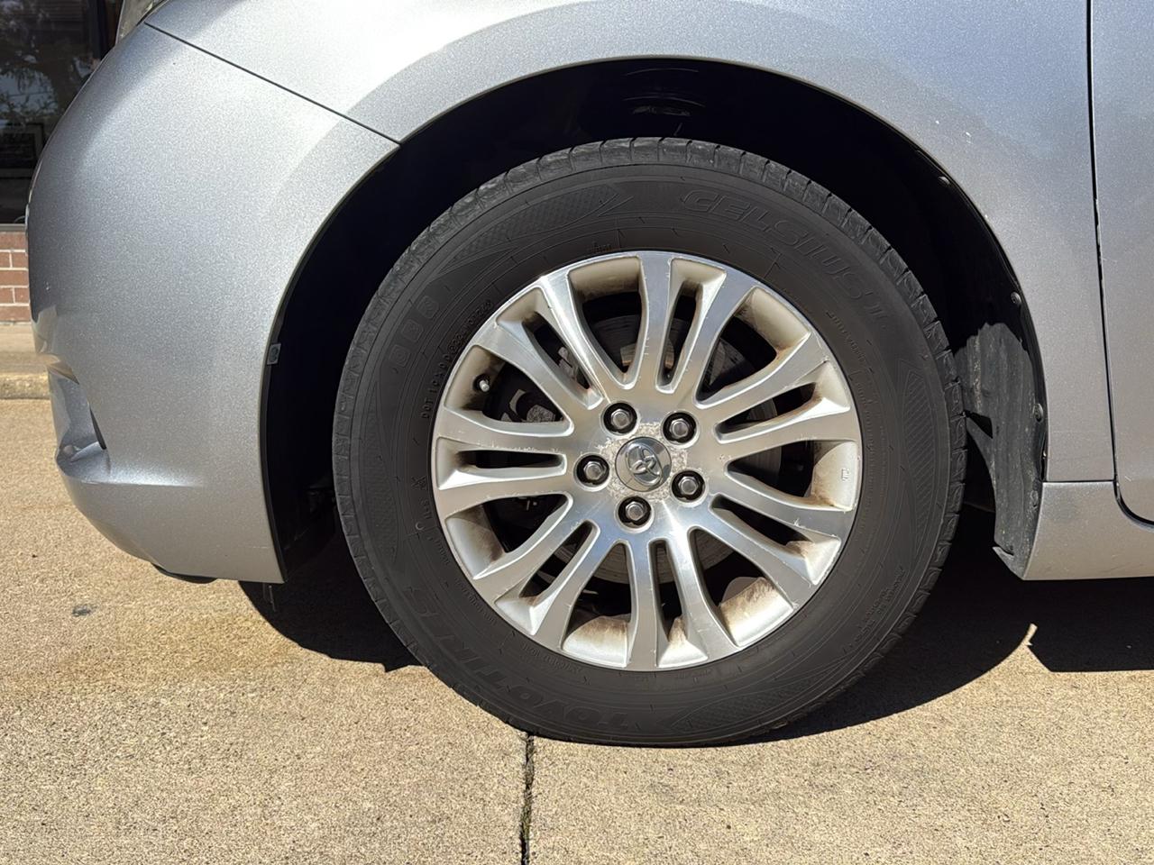 Toyota Sienna XLE FWD 8-Passenger V6 2012