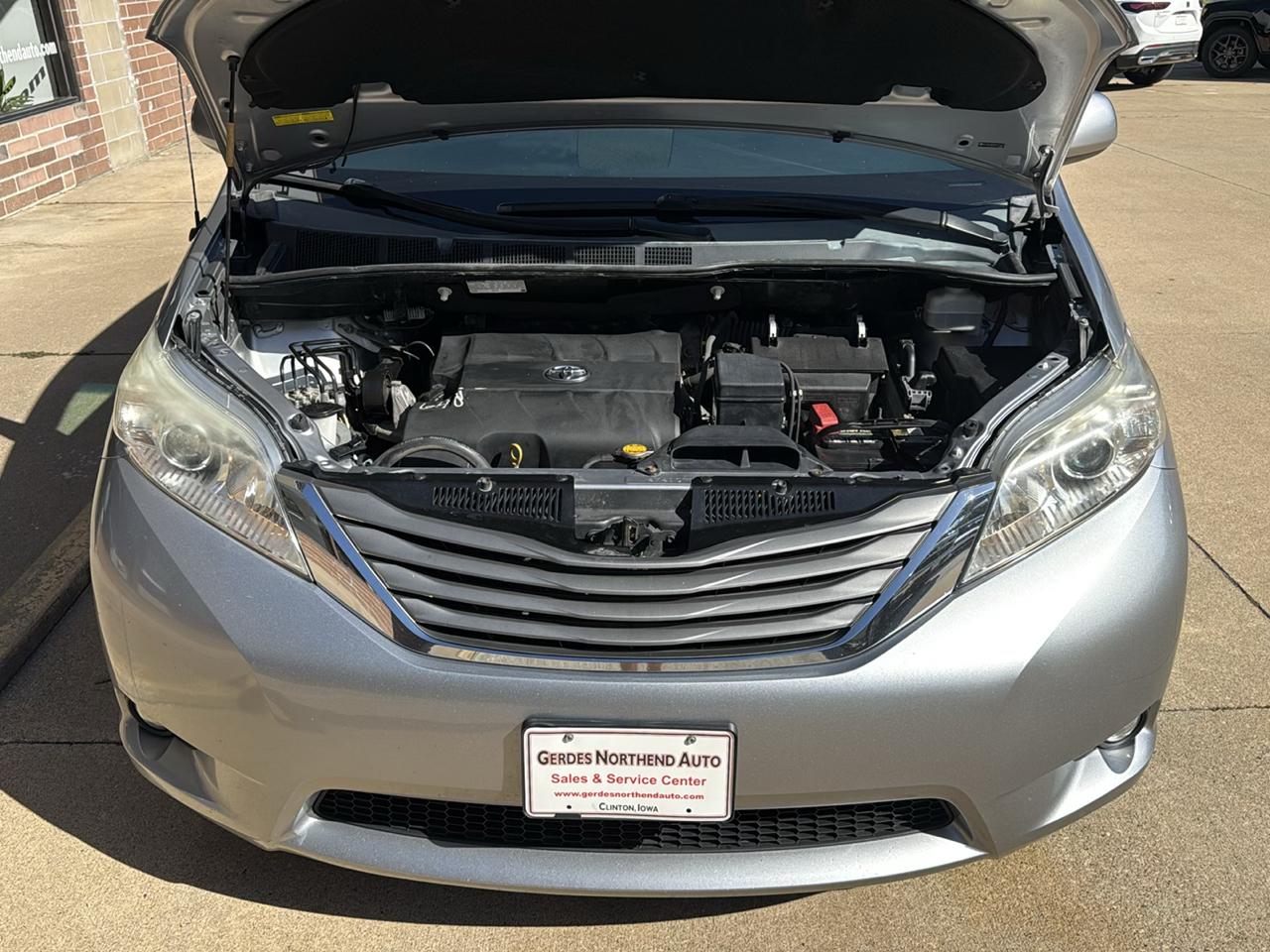 Toyota Sienna XLE FWD 8-Passenger V6 2012