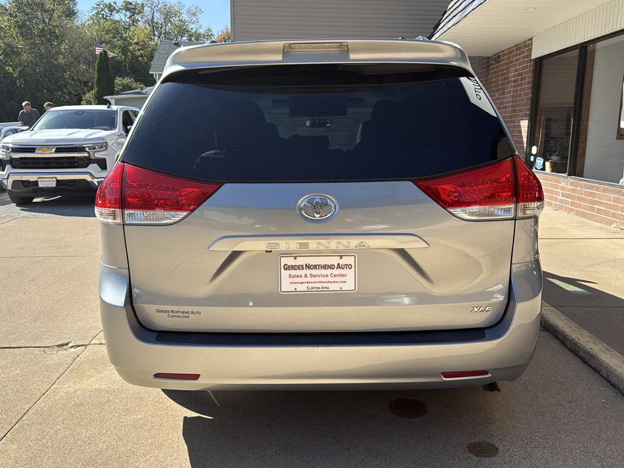 Toyota Sienna XLE FWD 8-Passenger V6 2012