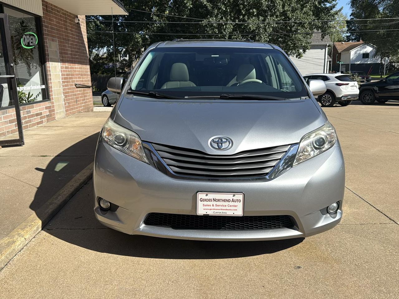 Toyota Sienna XLE FWD 8-Passenger V6 2012