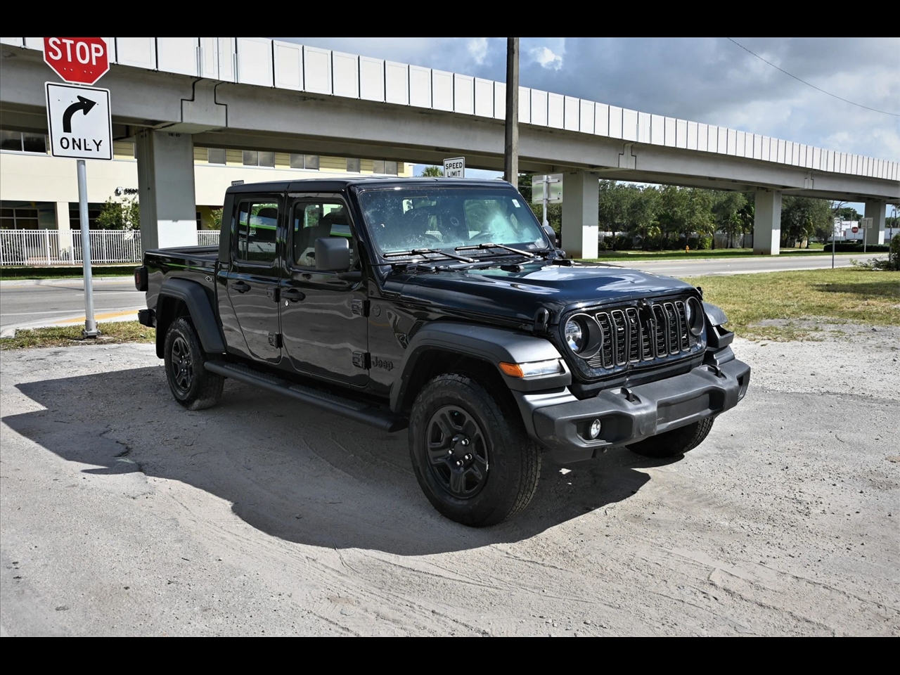 2024 Jeep Gladiator Sport Pickup 4D 5 ft