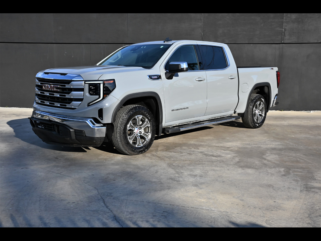 2024 GMC Sierra 1500 SLE Pickup 4D 5 3/4 ft