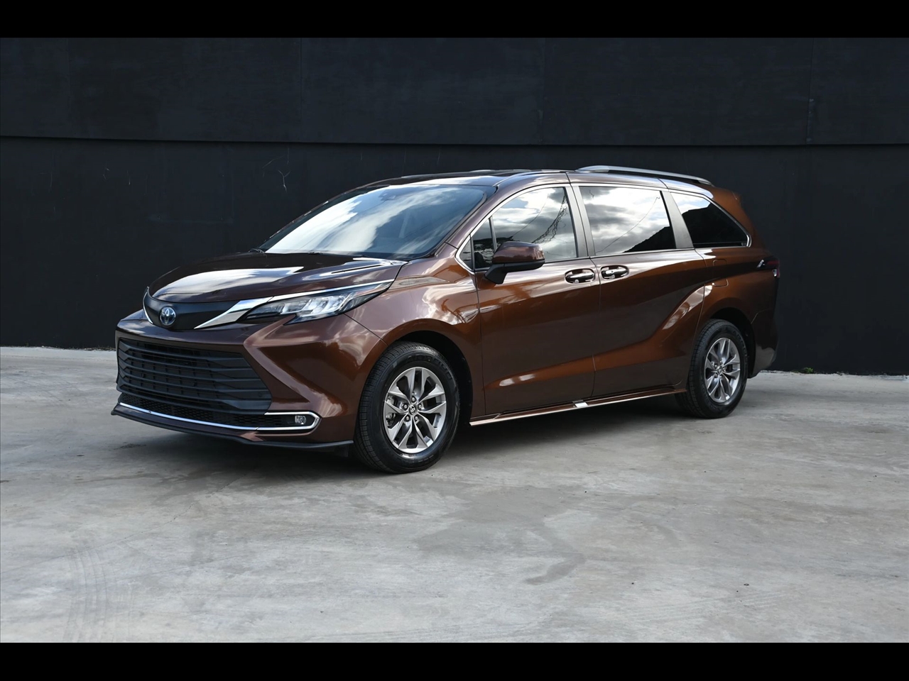 2023 Toyota Sienna XLE Minivan 4D