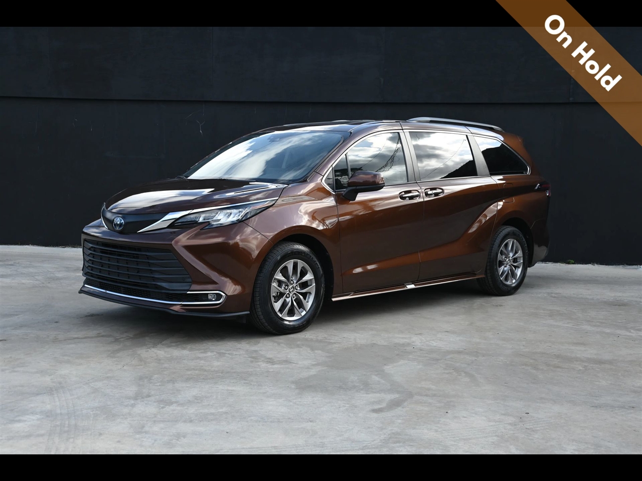 2023 Toyota Sienna XLE Minivan 4D