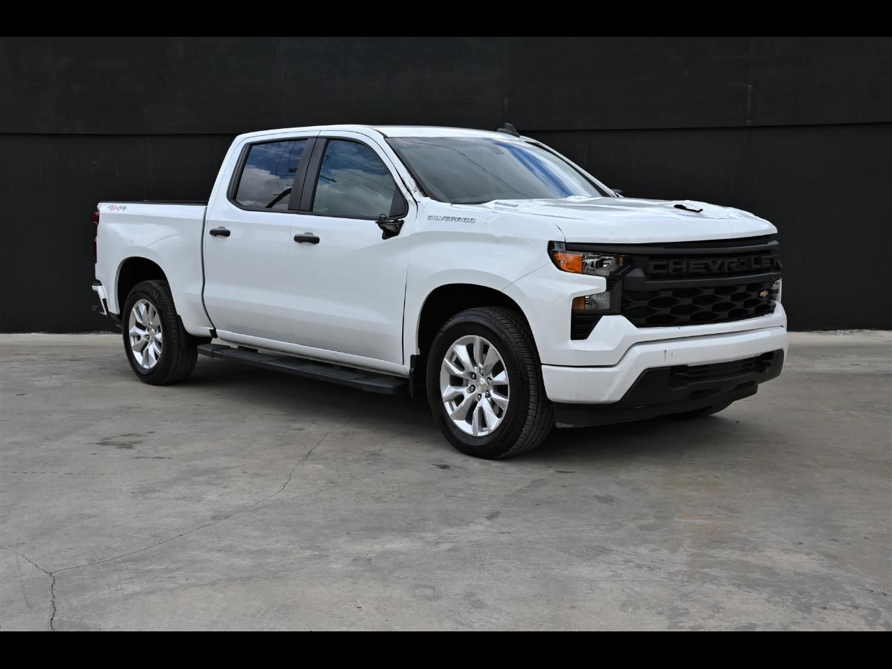 2025 Chevrolet Silverado 1500 Custom Pickup 4D 5 3/4 ft