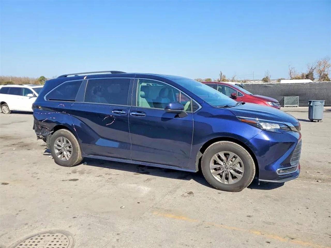 2022 Toyota Sienna XLE Minivan 4D