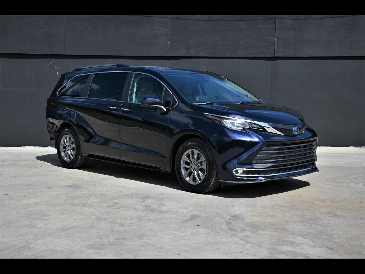 2022 Toyota Sienna XLE Minivan 4D