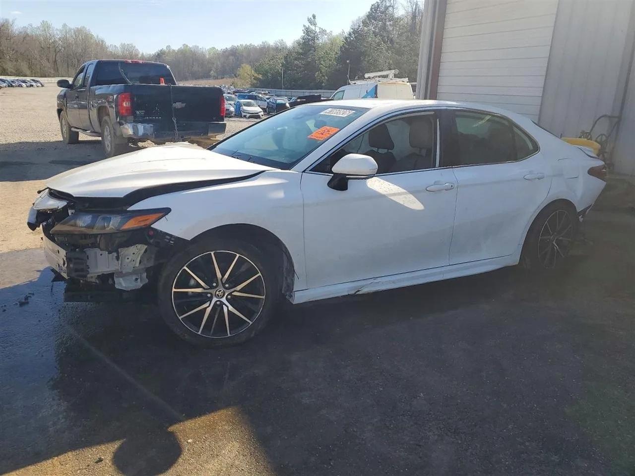 2022 Toyota Camry SE Sedan 4D