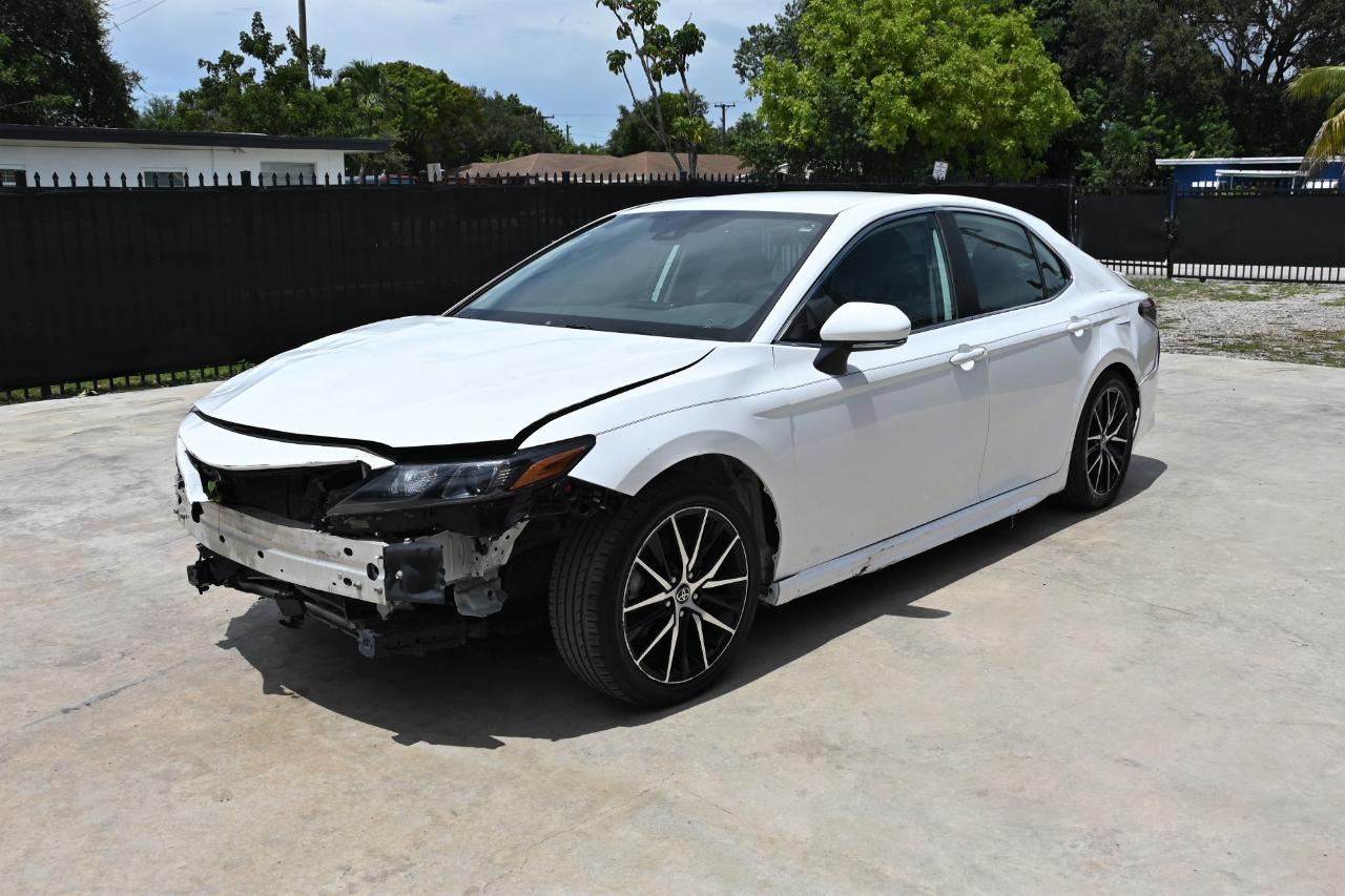 2022 Toyota Camry SE Sedan 4D