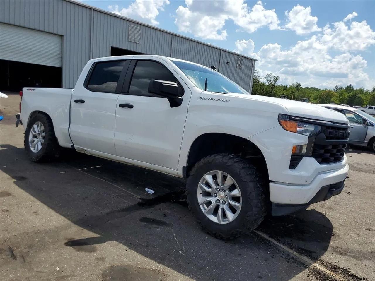 2024 Chevrolet Silverado 1500 Custom Pickup 4D 5 3/4 ft