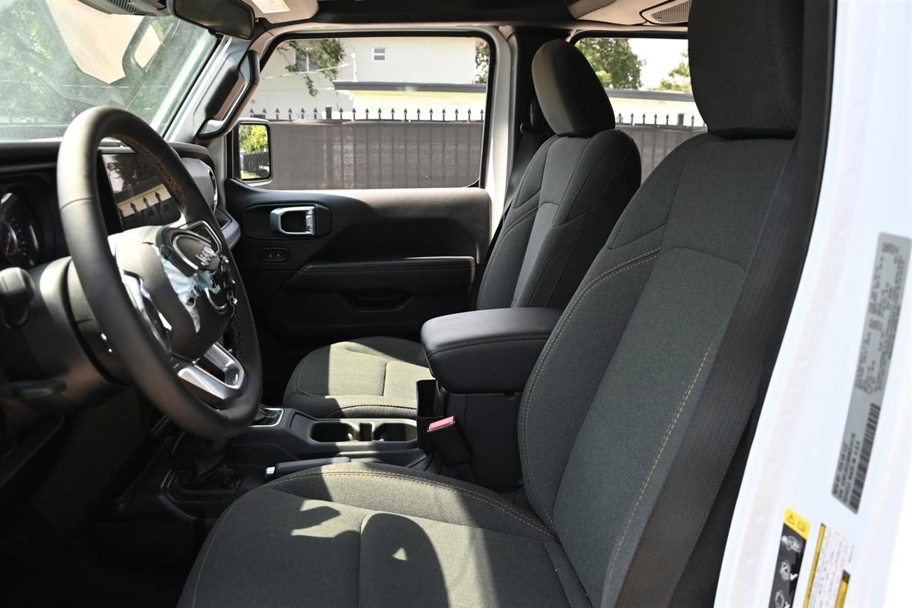 Jeep Wrangler photo 12