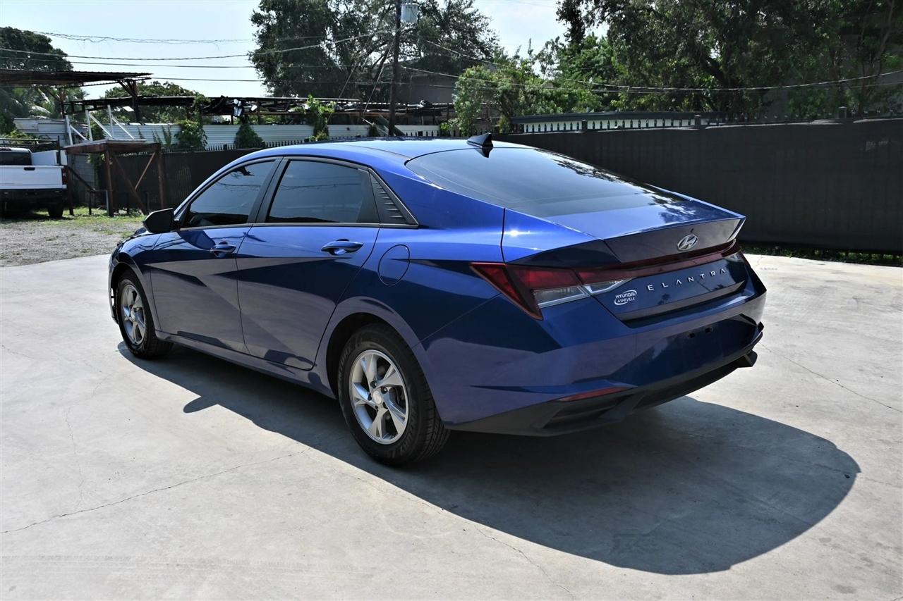 Hyundai Elantra photo 3