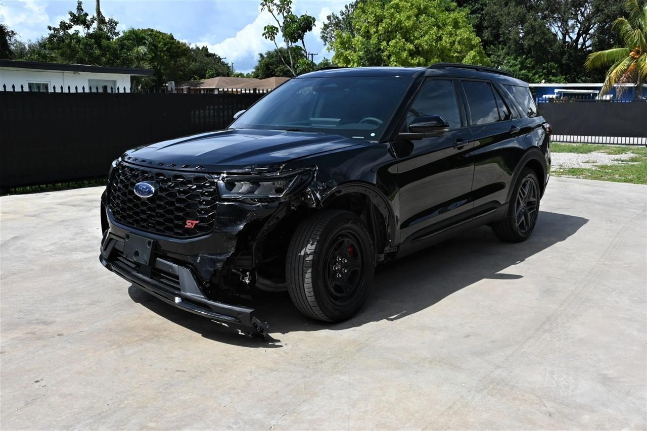 Ford Explorer photo 2