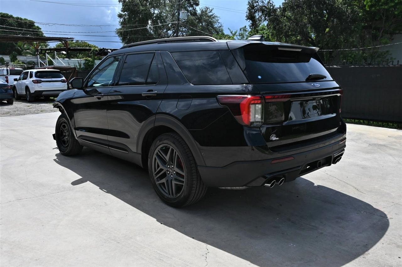 Ford Explorer photo 3