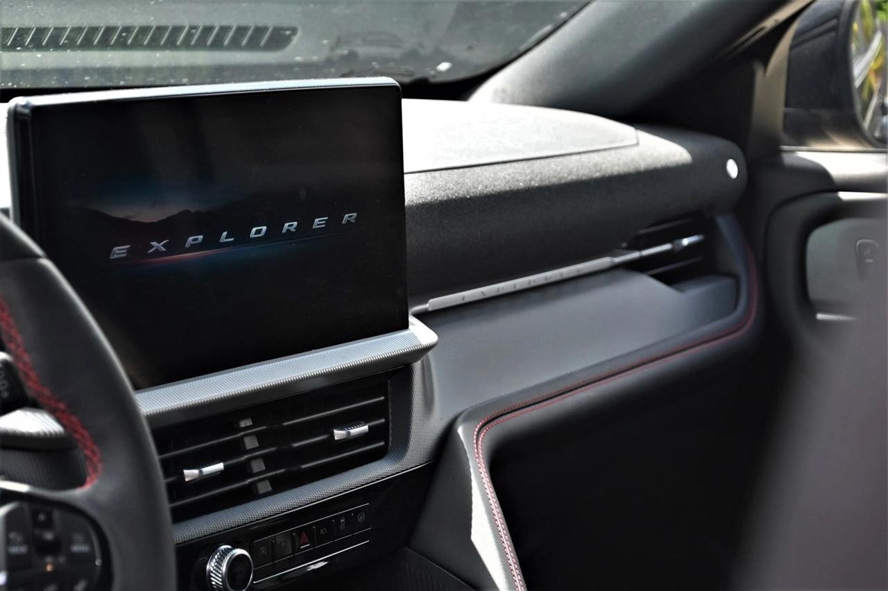 Ford Explorer photo 11