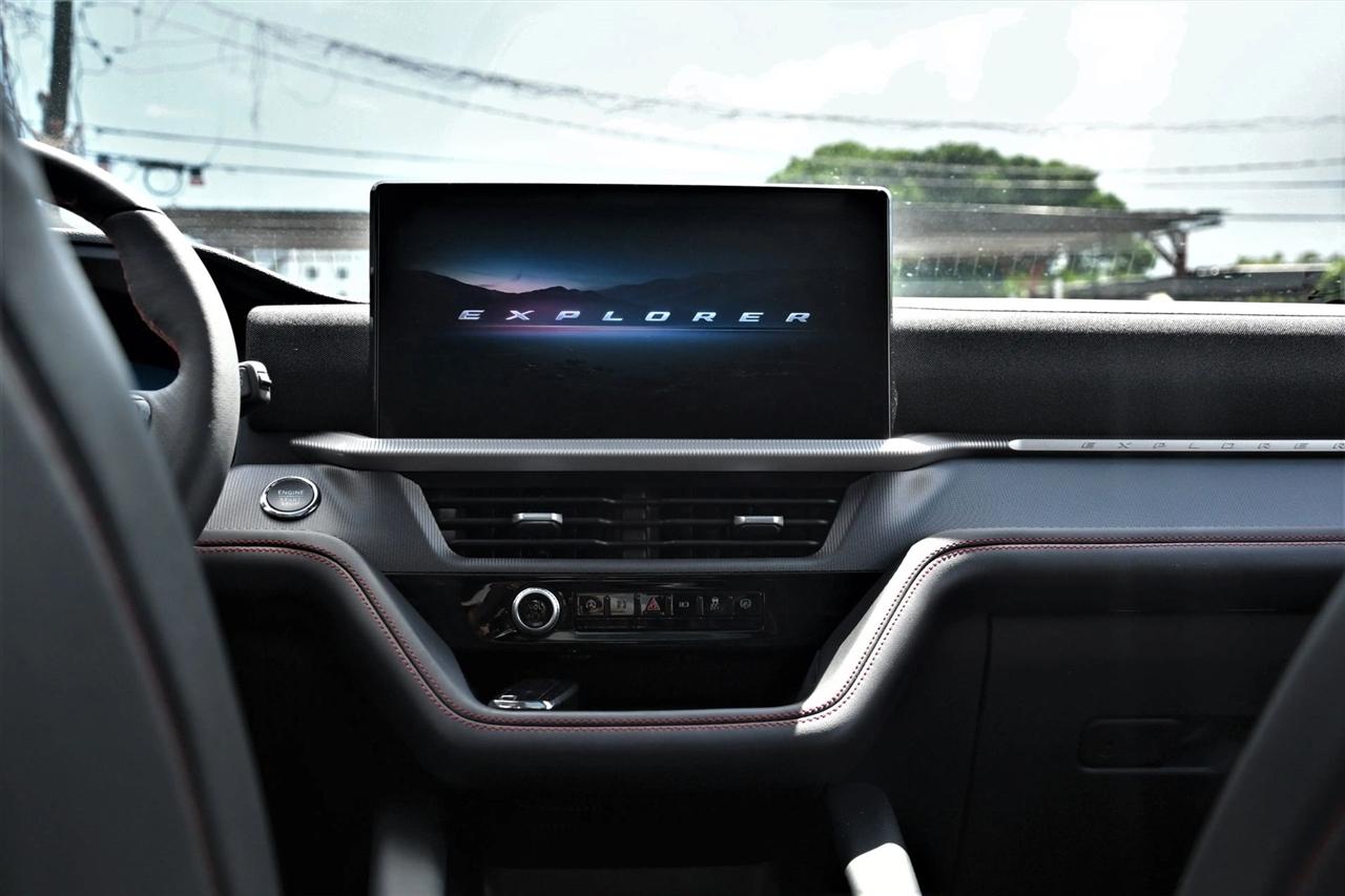 Ford Explorer photo 12