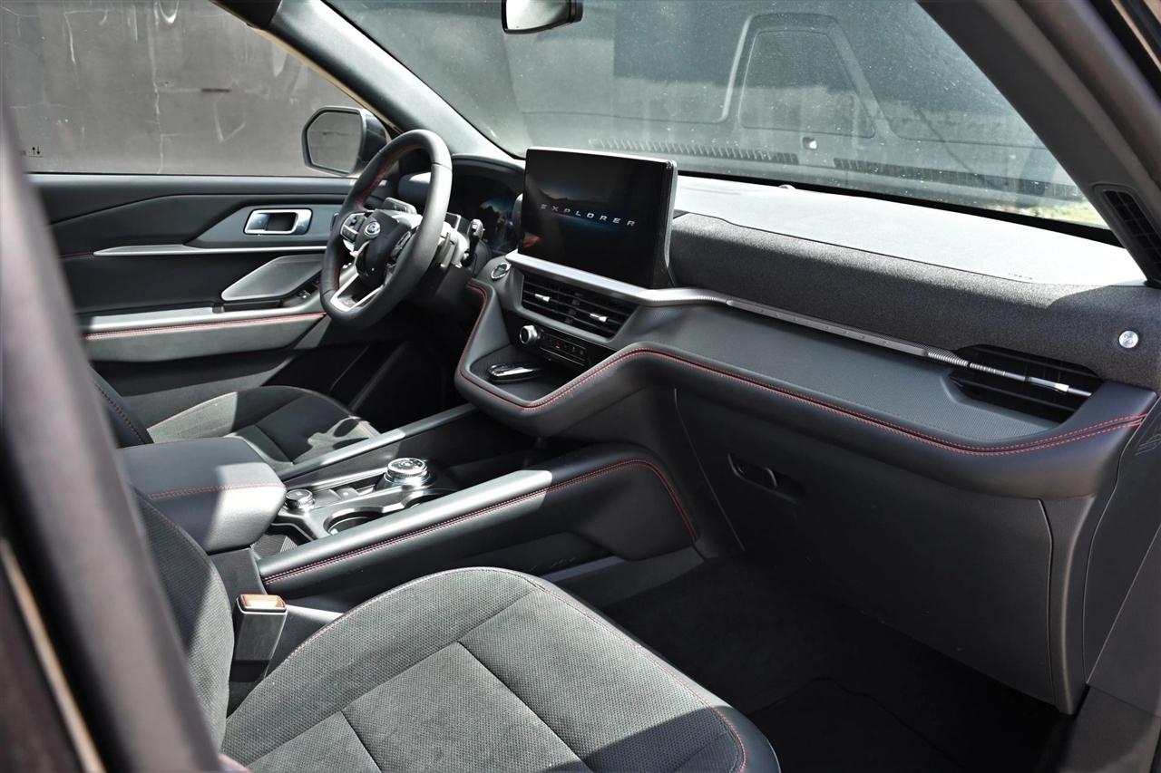 Ford Explorer photo 18