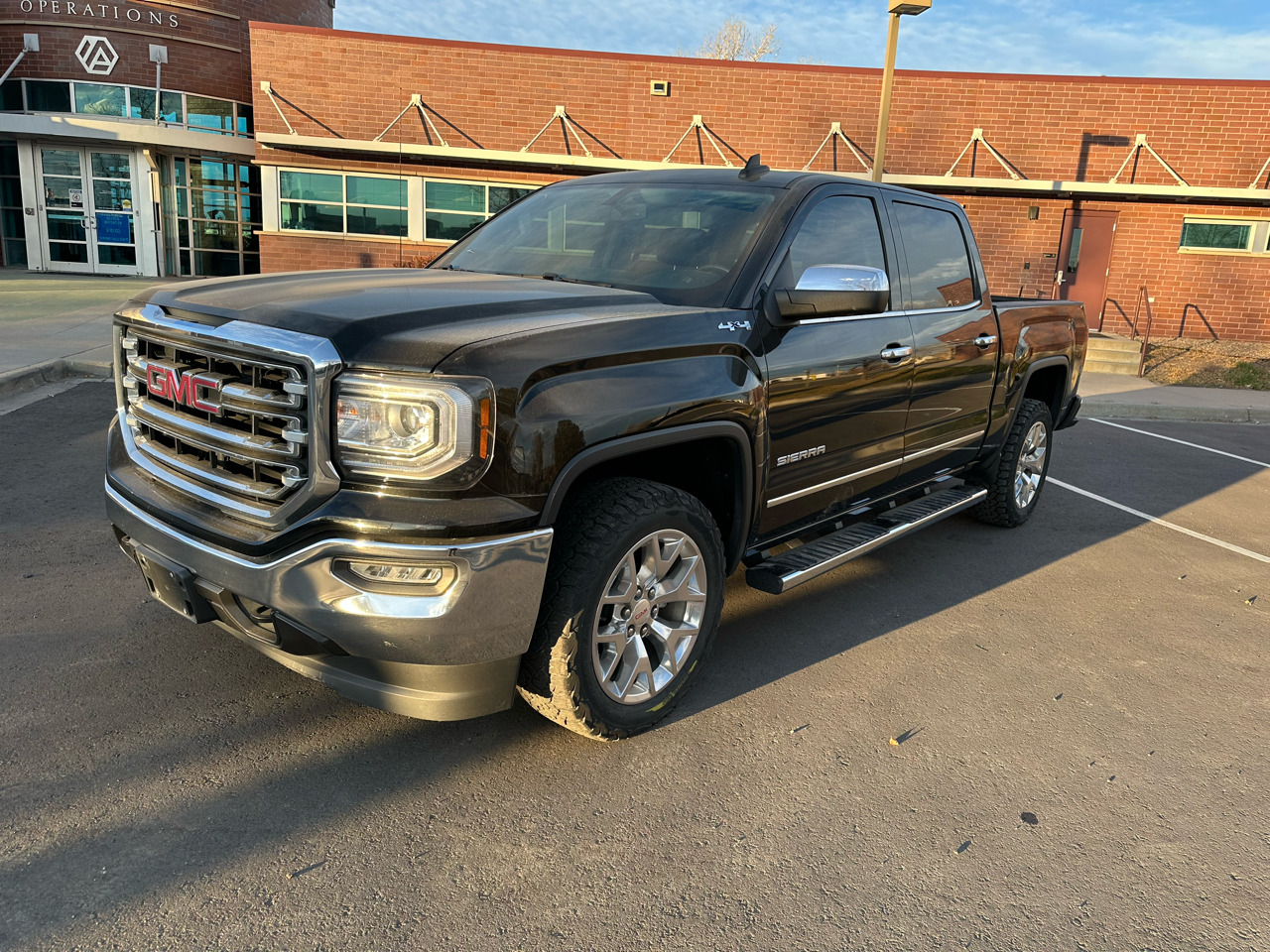 2017 GMC Sierra 1500 4WD Crew Cab 143.5" SLT