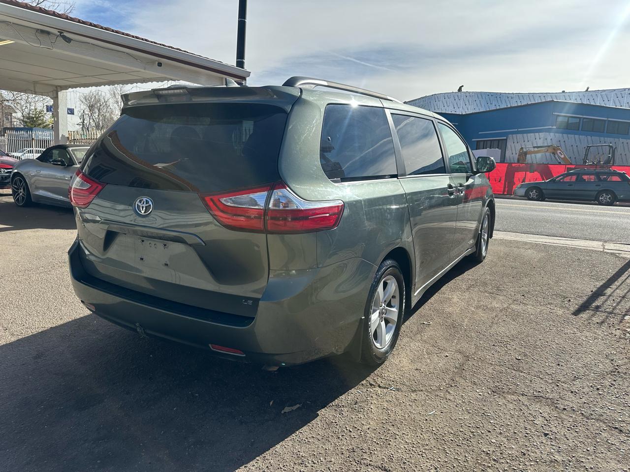 2018 Toyota Sienna LE FWD 8-Passenger (Natl)