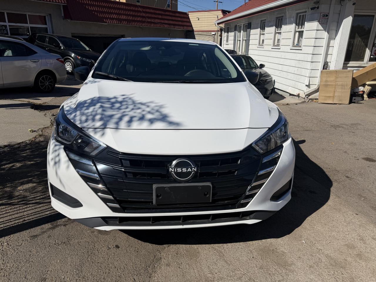 Nissan Versa photo 2