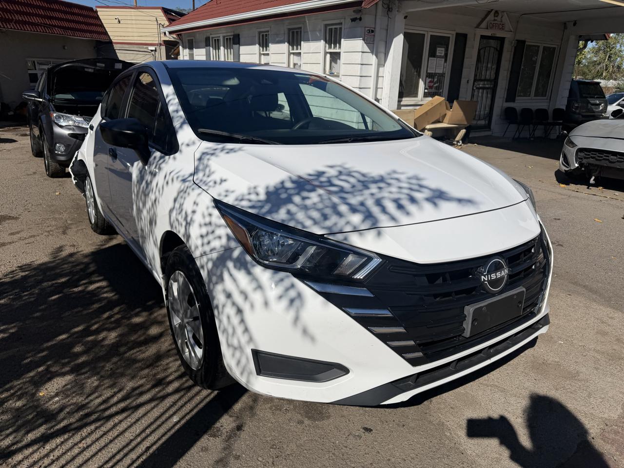 Nissan Versa photo 3