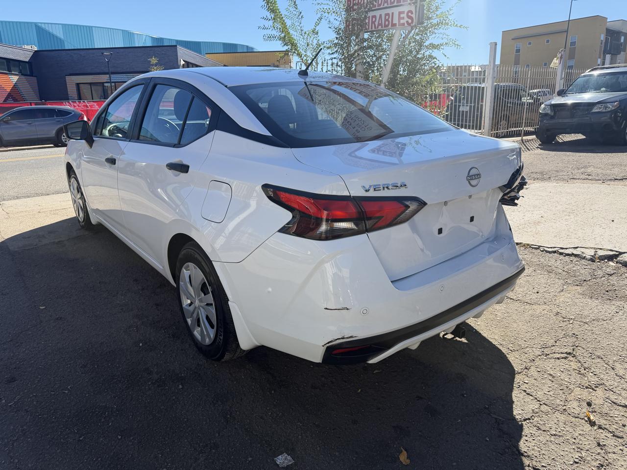 Nissan Versa photo 7