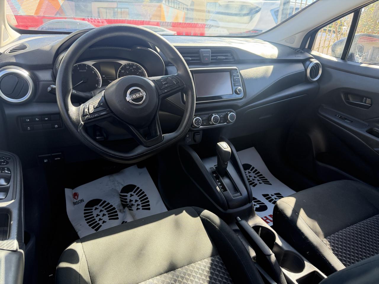 Nissan Versa photo 9
