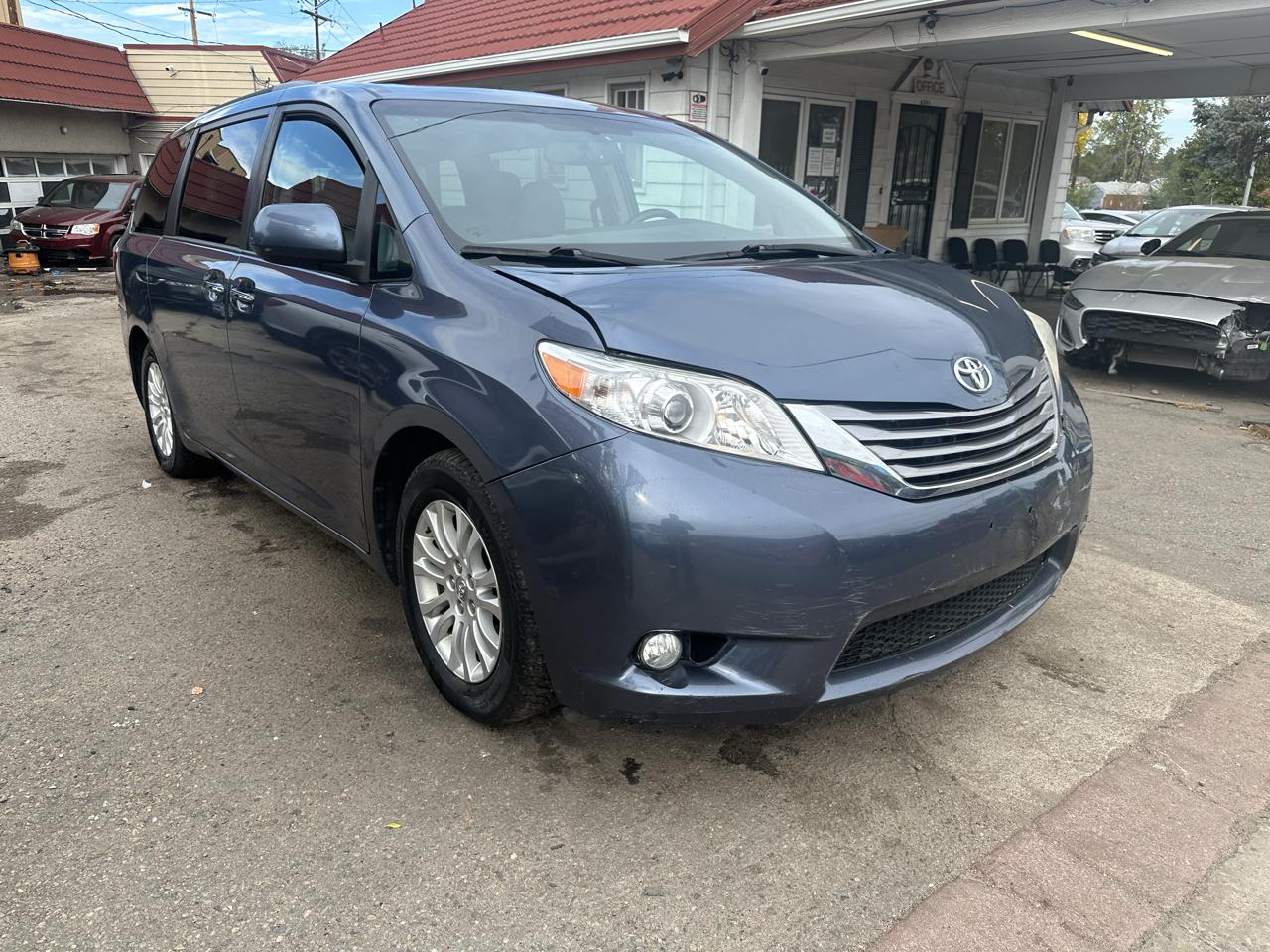 2017 Toyota Sienna XLE Auto Access Seat FWD 7-Passenger (Natl)