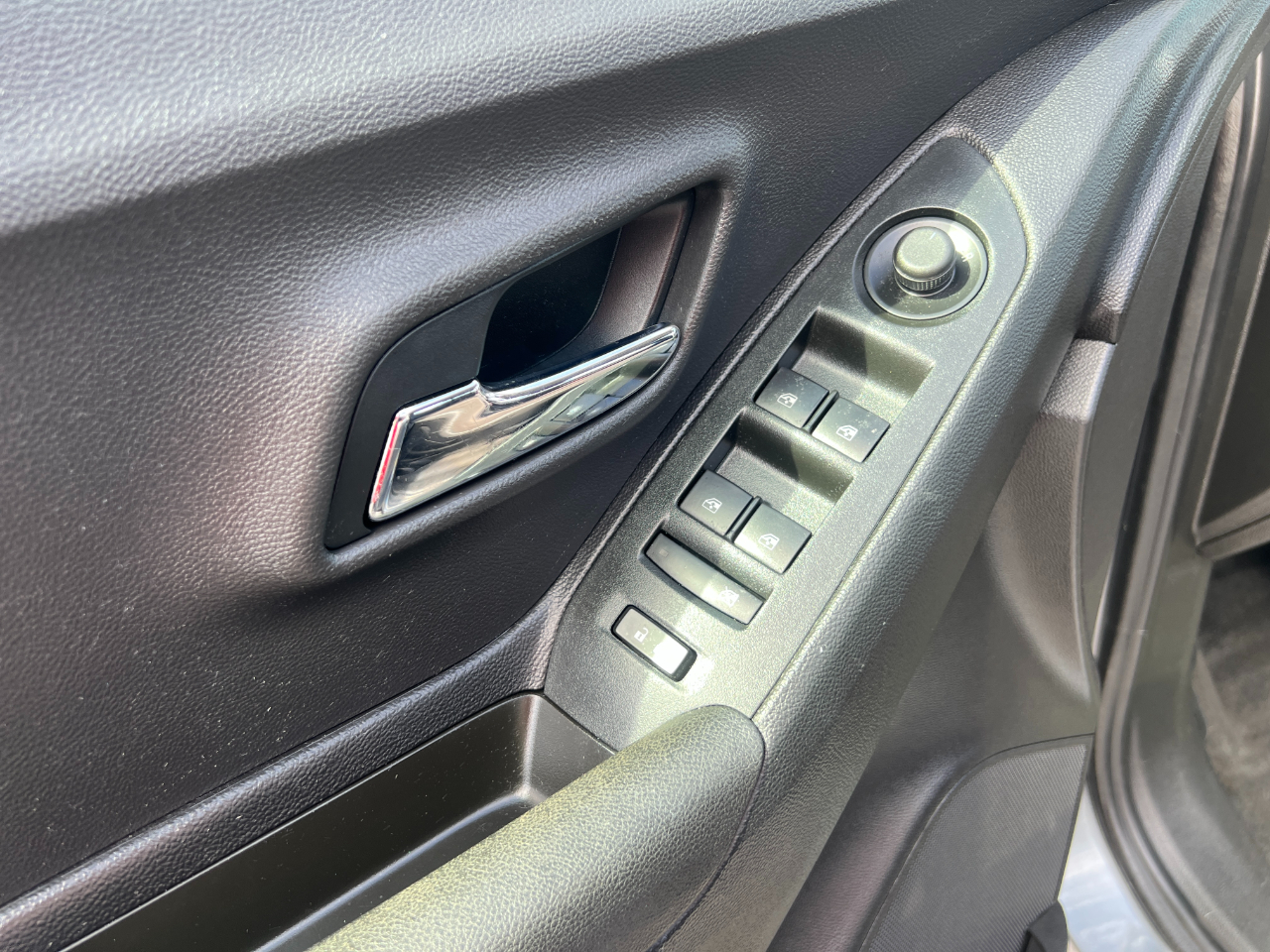 2020 Chevrolet Trax LS photo 25