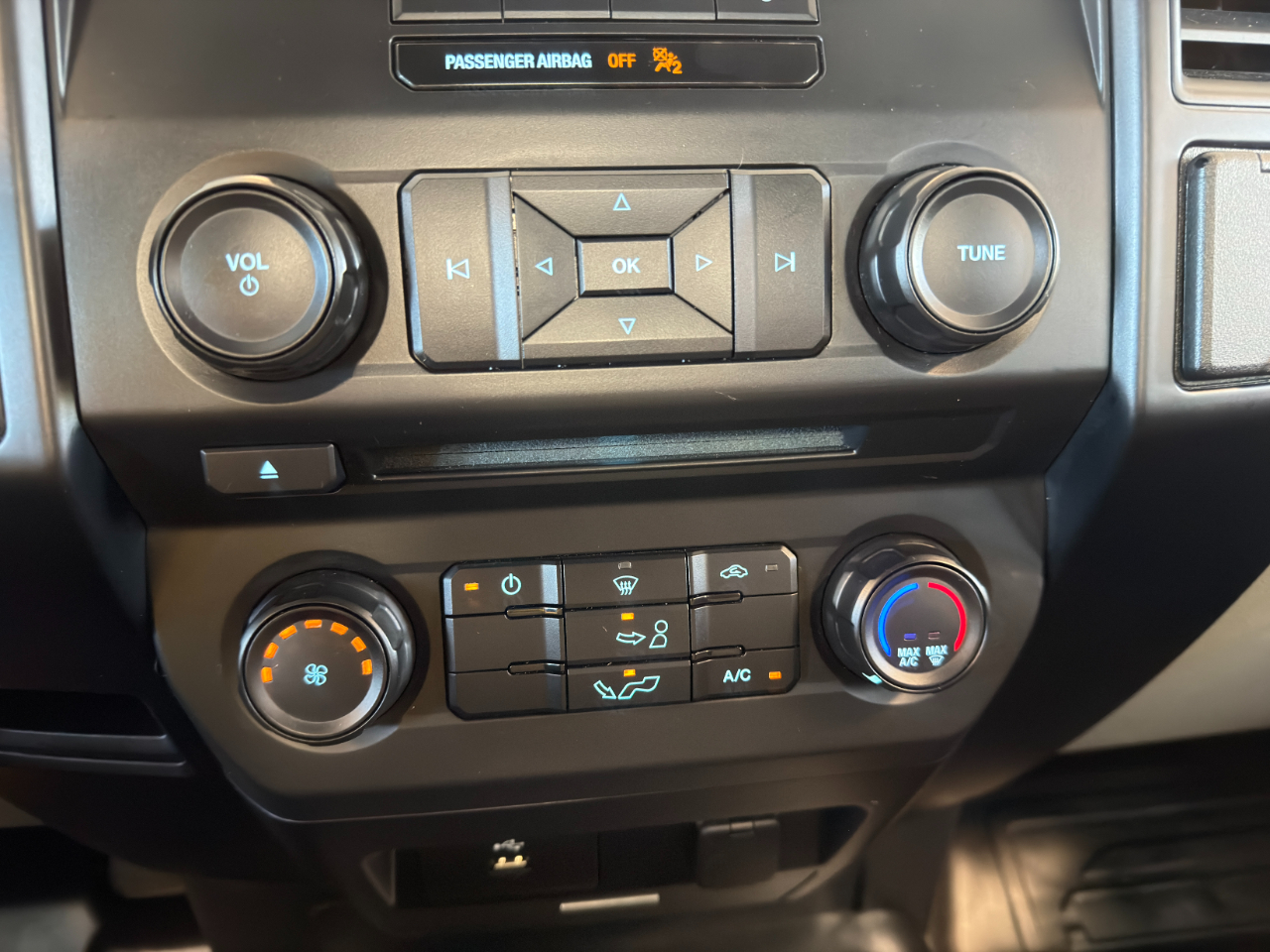 Ford F-150 XL Reg. Cab 4WD 2016 Ford F-150 XL Reg. Cab 4WD 2016