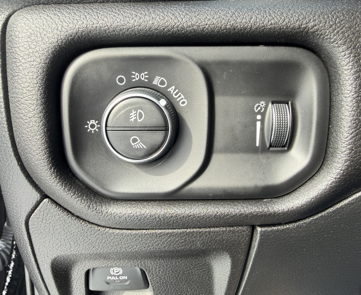 RAM 1500 Big Horn Crew Cab 4WD 2021