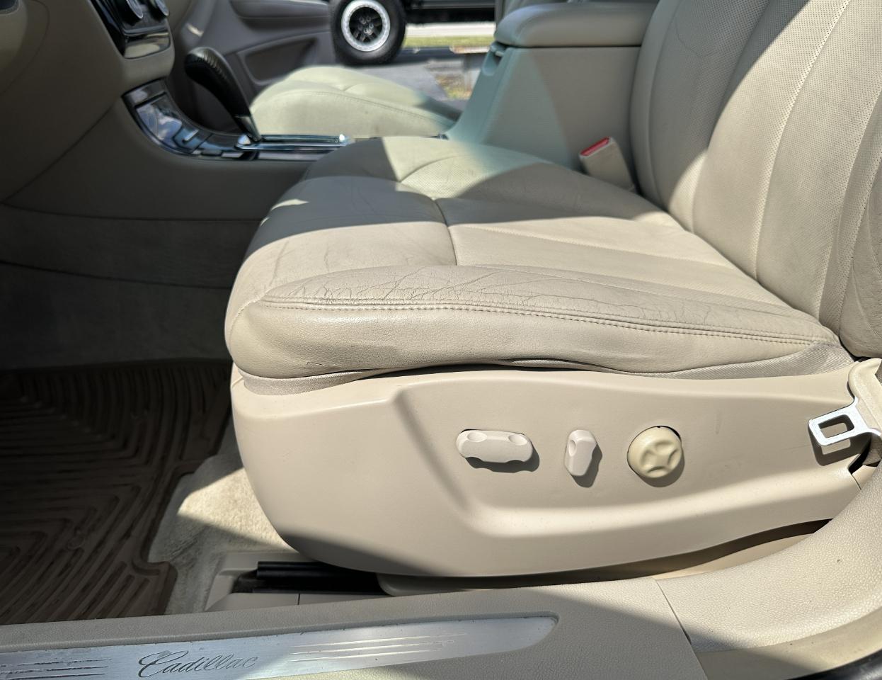 Cadillac DTS 4dr Sdn Luxury II 2008