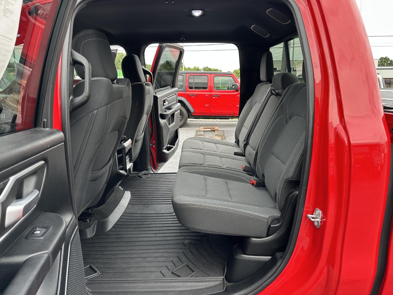 RAM 1500 Big Horn Crew Cab 4WD 2021