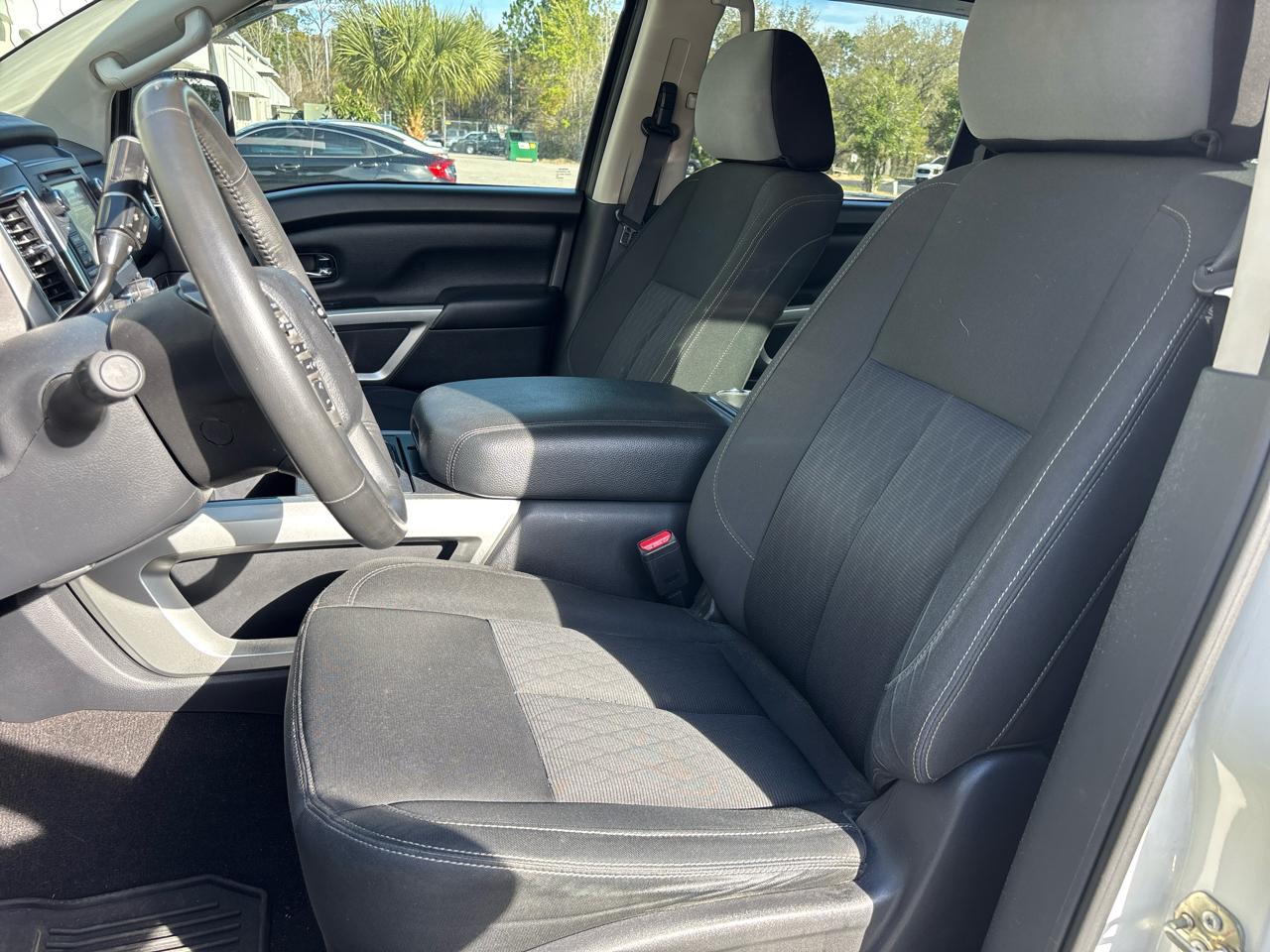 Nissan Titan SV Crew Cab 2WD 2017