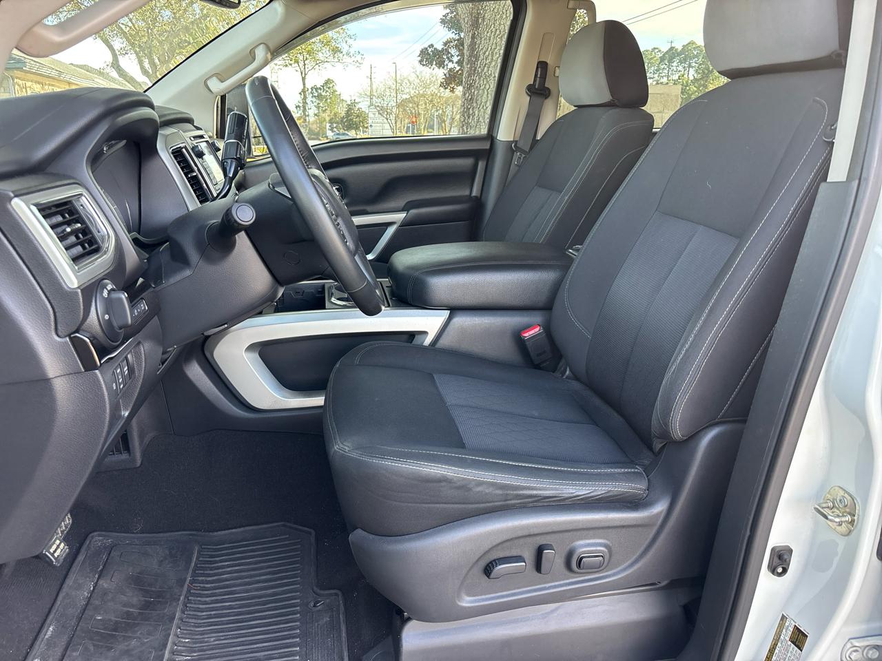 Nissan Titan SV Crew Cab 2WD 2017