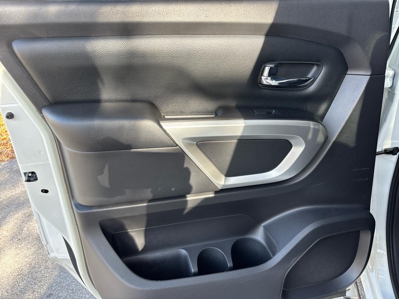 Nissan Titan SV Crew Cab 2WD 2017