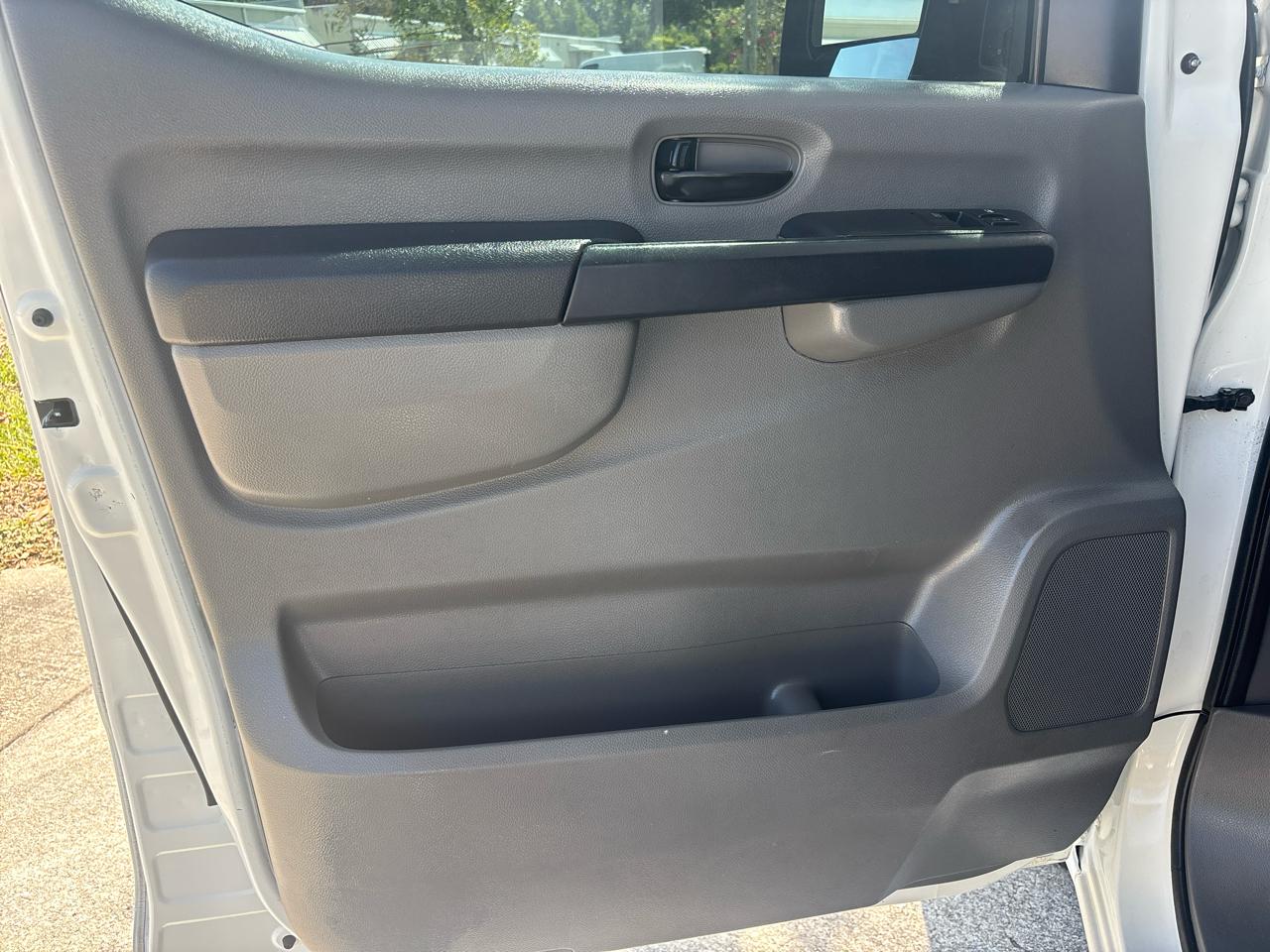 Nissan NV Passenger 3500 S V6 2013