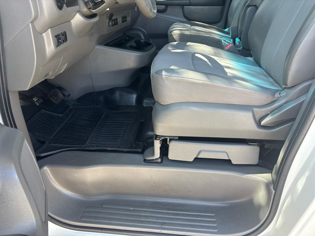 Nissan NV Passenger 3500 S V6 2013
