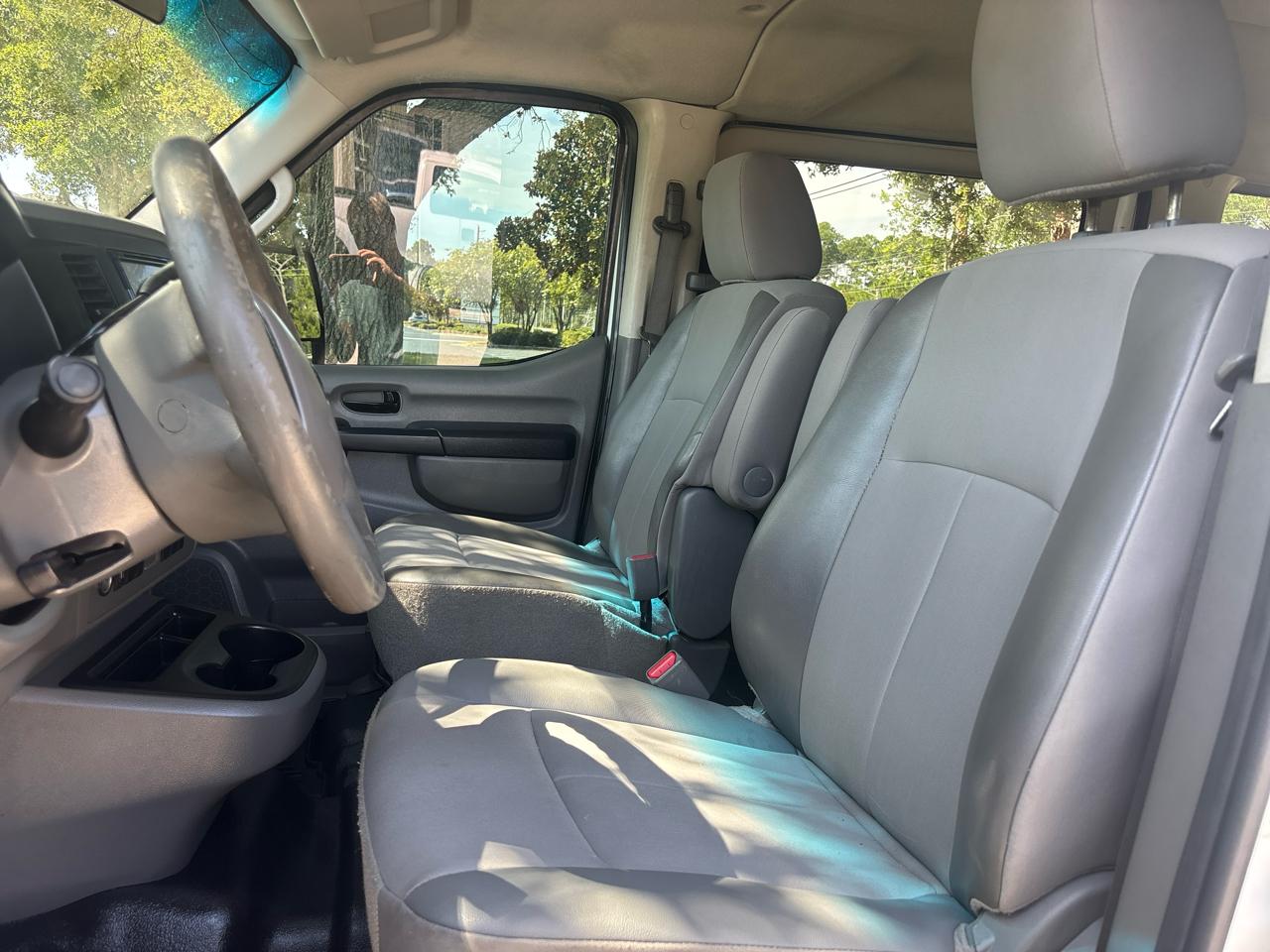 Nissan NV Passenger 3500 S V6 2013