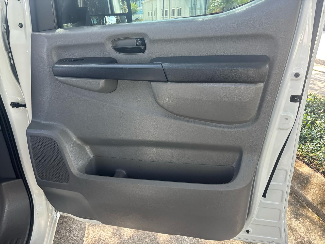 Nissan NV Passenger 3500 S V6 2013