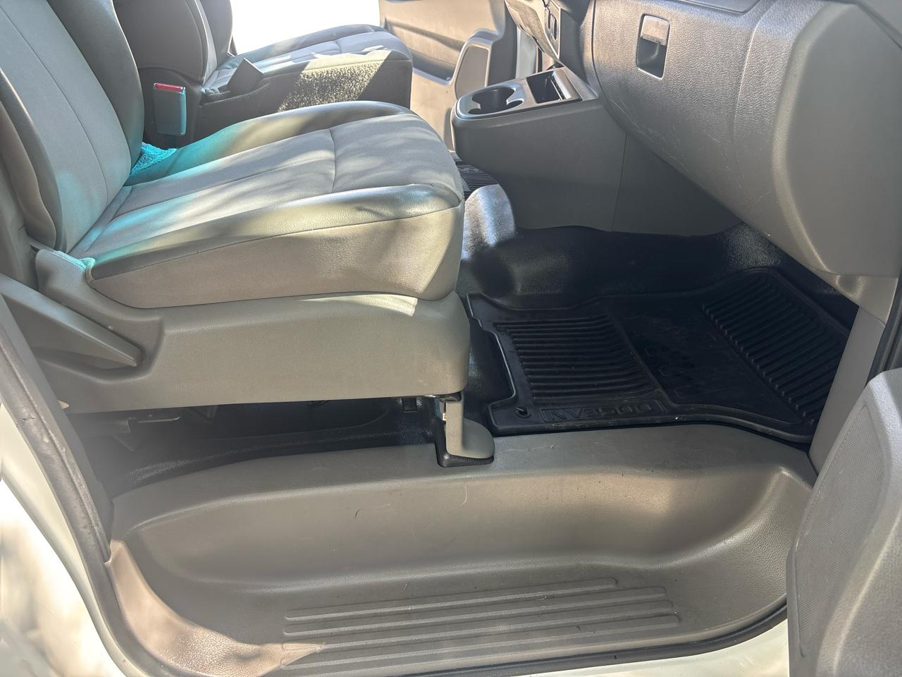 Nissan NV Passenger 3500 S V6 2013