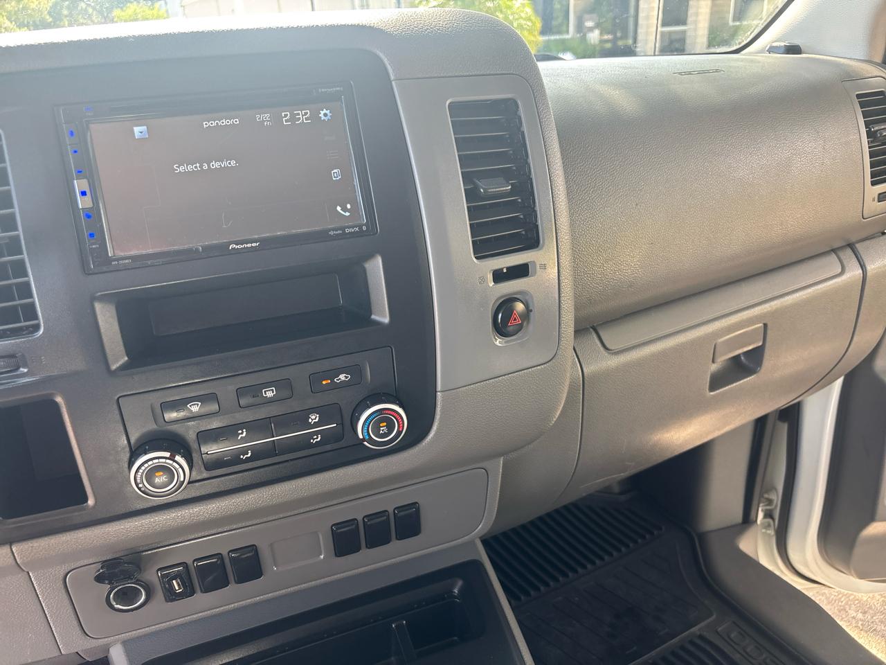 Nissan NV Passenger 3500 S V6 2013