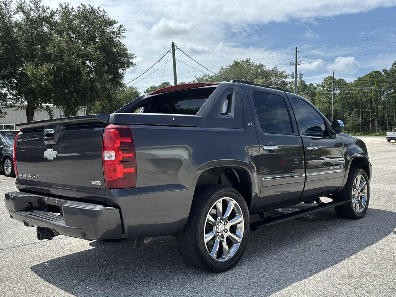 Chevrolet Avalanche LTZ 4WD 2011