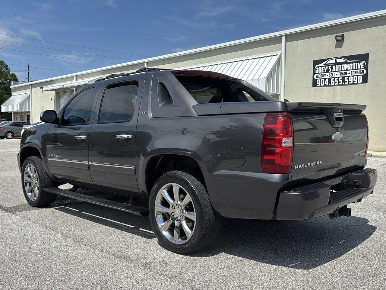 Chevrolet Avalanche LTZ 4WD 2011