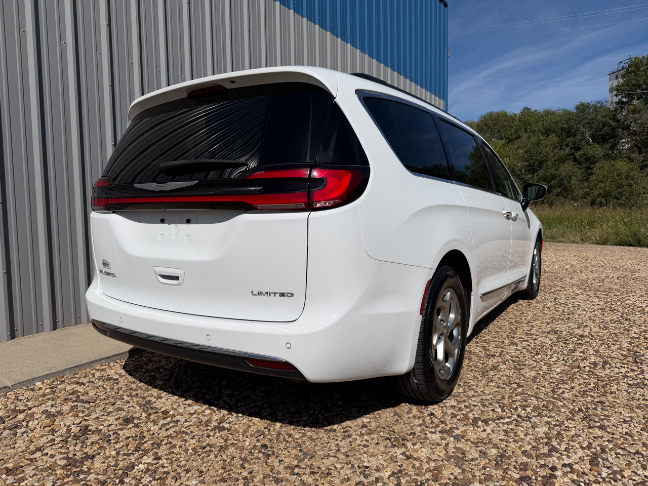 2023 Chrysler Pacifica Limited photo 3