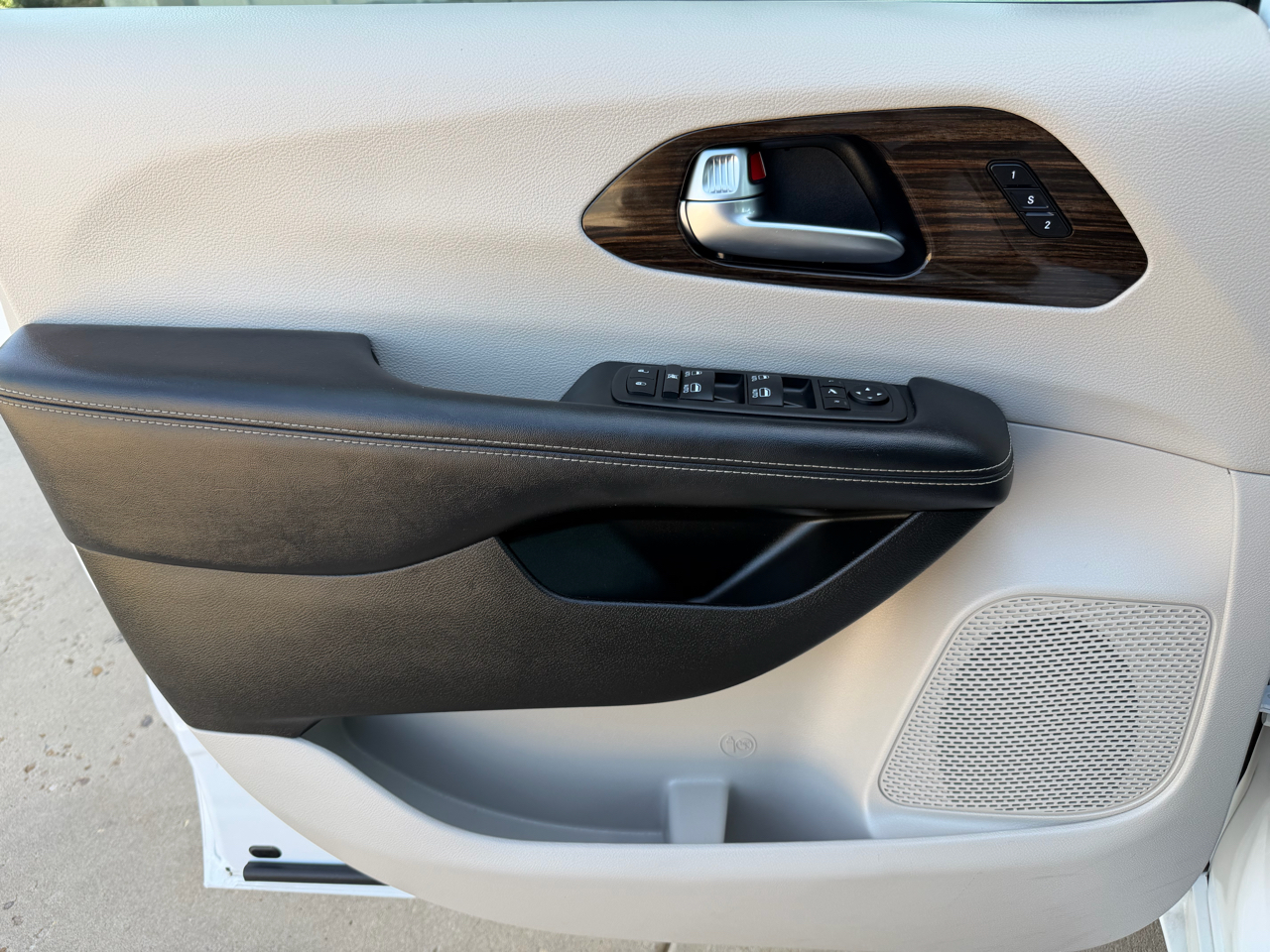 2023 Chrysler Pacifica Limited photo 10