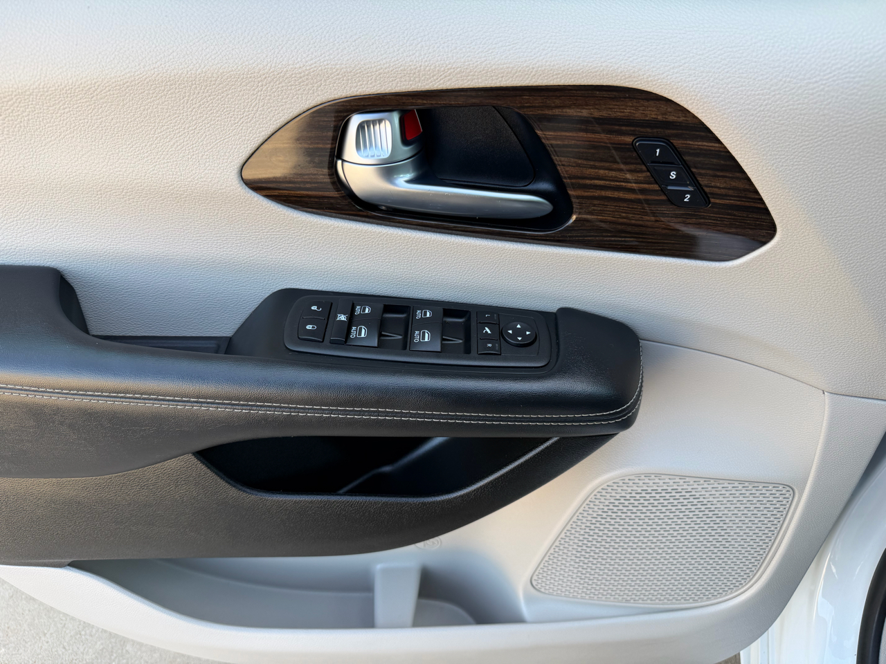 2023 Chrysler Pacifica Limited photo 11