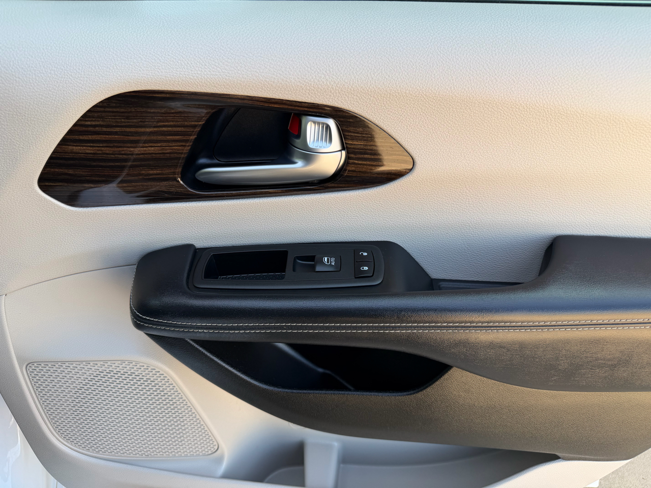 2023 Chrysler Pacifica Limited photo 15